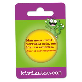 Ansteckbutton Man muss nicht verrückt sein um hier zu arbeiten. Aber es hilft ungemein. an Eurolochkarte